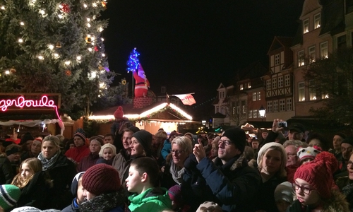 Die feierliche Eröffnung erfolgt um 18 Uhr durch die Grundschule St. Ludgeri, die Bläser der Helmstedter Jägerschaft, die Hausmänner und Bürgermeister Wittich Schobert. Foto: helmstedt aktuell/Stadtmarketing e.V.
