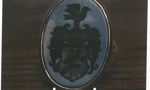 Die Täter erbeuteten zwei Siegelringe. Dies ist einer davon. Foto: Polizei