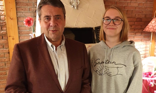 Leonie Hesse und Sigmar Gabriel. Foto: Wahlkreisbüro Salzgitter