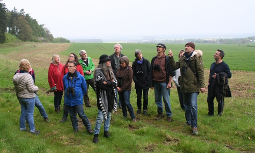 Der Ornithologe Reinhold Huke (2. v. rechts) führte die Vogelstimmenwanderung am Elmrand. Foto: Diethelm Krause-Hotopp