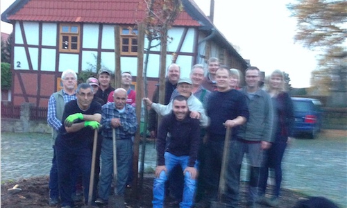 Die Helferinnen und Helfer nach erledigter Arbeit – eine neue Eiche steht im alten Winkel. Foto: Privat