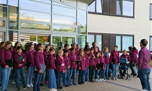 Die Sängerinnen und Sänger des KölnerKinderUni-Chores sorgten für eine willkommene Abwechslung im Städtischen Klinikum. Foto: Städtisches Klinikum Wolfenbüttel

 