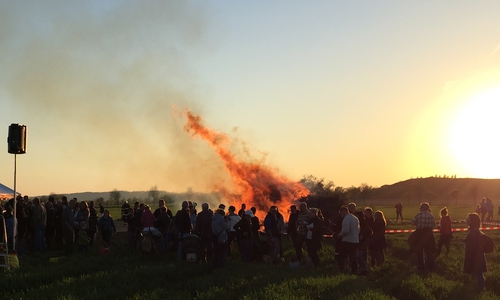 Bei bestem Wetter konnten die Gäste das Feuer genießen. Foto: Freiwillige Feuerwehr Wolfenbüttel