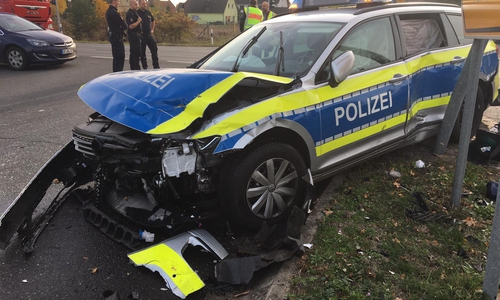 Zwei Polizisten sowie ein Zivilist wurden bei dem Unfall verletzt. Foto/Video: aktuell24(KR/DC)