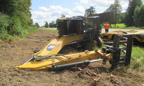 Der Bagger ist von der Verladungsrampe auf den Grünstreifen gekippt. Foto: Polizei