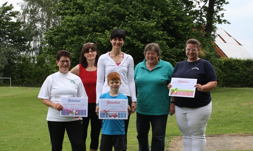 Kerstin Prediger und Christina Sandvoß (TSV Leinde), Susanne Kristovic und Sigrid Lindenberg (Organisatoren), Carina Rischke (Ortsrat Leinde) Vorne: Jim Gafka (Kinderfeuerwehr Leinde). Foto: 