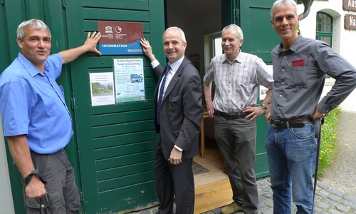 Nationalparkhausleiter Thomas Appel (von links), Landrat Thomas Brych, Bürgermeister Stefan Grote und Nationalparkleiter Andreas Pusch freuen sich über die Auszeichnung des Nationalparkhauses St. Andreasberg. (Foto: Isabel Reuter/RVH)
