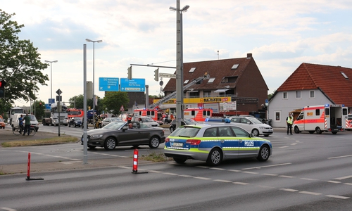 Die Feuerwehr musste an der Hansestraße einen Wohnungsbrand löschen, die Brandursache steht noch nicht fest. Foto: Robert Braumann