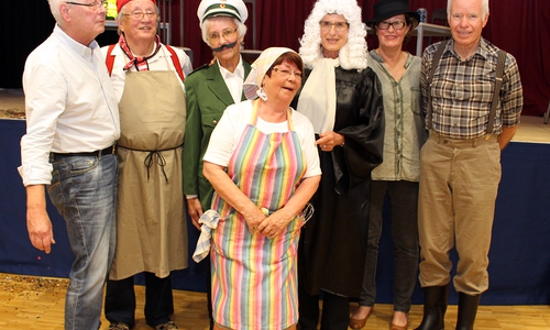 Die Theatergruppe Spielfreunde brachte das Stück „Schlagende Argumente“ auf die Bühne. Fotos: VHS Wolfsburg