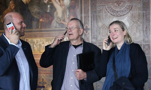 Martin Mahnkopf (SPD), Axel Dietsch (Arbeitskreises Kultur) und Susanne Borkott (CDU) lauschen den Audioguide-Beschreibungen im Kaisersaal. Foto: Antonia Henker