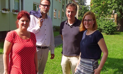 Freuen sich über die Fortschritte in Steterburg (von links): Susanne Goronzi, Referatsleiterin Stadtumbau und Soziale Stadt; Michael Tacke, Stadtrat für Bauen, Stadtplanung, Stadtentwicklung und Umwelt; Dr. Holger Pump-Uhlmann und Maxie Simgen vom Quartiersmanagement. Foto: Stadt Salzgitter