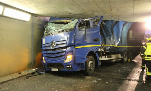 Der Fahrer musste aus seiner Kabine befreit werden. Fotos: Rudolf Karliczek