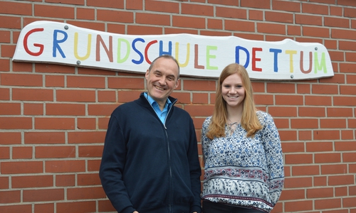 Schulleiter Günther Kampen mit Lina Steinke. Foto: Richert