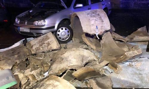 Bei der Kollision eines Autos mit einer Litfaßsäule wurde eine Person verletzt. Foto: Feuerwehr Helmstedt 