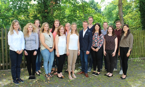 Die Prüflinge: Katharina Well (von links,Landkreis Peine), Leyla Özmezarci, Simone Falzewski, Svenja Achilles (alle Stadt Peine), Laura Lindemann (Gemeinde Ilsede), Saskia Kürschner (Gemeinde Hohenhameln), Lisa Hoffmann, Saskia Schlordt (beide Landkreis Peine), Jens Reinhold, Marvin Neumann (beide Stadt Peine), Mandy Schimmeyer, Jan Diederichs, Sonja Moldenhauer, Patrick Wagner (alle Landkreis Peine), Ipek Dilek (Stadt Peine)