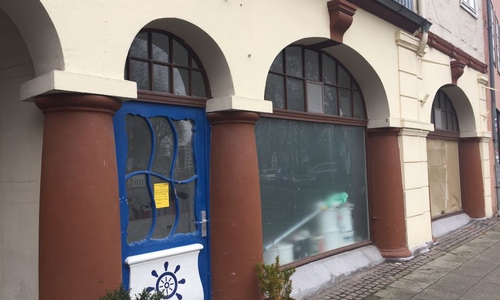 Am Herzogtore soll bald ein neues Café eröffnen. Der Eigentümer verfasste nun ein Schreiben an Hundebesitzer. Fotos: Anke Donner