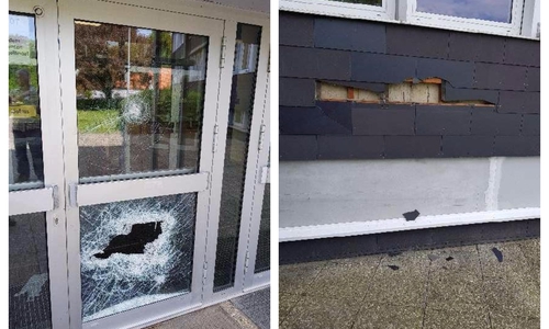 Eine Tür sowie die Fassade wurden beschädigt. Fotos: Polizei Wolfsburg