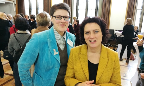 Die Gleichstellungsbeauftragte der Stadt Braunschweig, Marion Lenz, und die Niedersächsische Ministerin für Soziales, Gesundheit und Gleichstellung, Dr. Carola Reimann, tauschen sich über Gleichstellungsthemen aus. Foto: Gleichstellungsreferat Stadt Braunschweig

