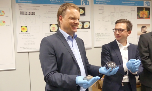  Christoph Bratmann und Falko Mohrs mit Siliziumkugel.