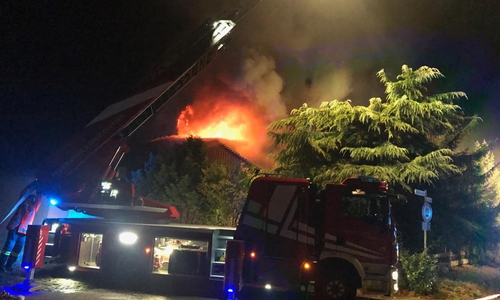 In der Nacht zu Freitag brannte ein Dachstuhl eines Bungalows. 129 Kräfte waren im Einsatz. Fotos: 
Kreisfeuerwehr Helmstedt