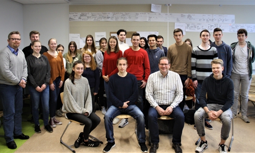 MdL Marcus Bosse (1. Reihe / 2 v r.) mit den drei Moderatoren der Fragerunde aus Jahrgang 12. Dahinter die Schülerinnen und Schüler eines Leistungskurses Politik der IGS Wallstraße mit ihrem Lehrer Jochen Lehnert (zweite Reihe / 1. von links). Foto: IGS