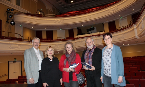 Von links: Dr. Alfred Henning, Elke Wesche (Kulturbund), Ehepaar Ziese, Alexandra Hupp (Theaterleiterin). Foto: Lessingtheater