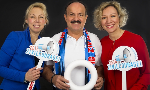 v.l.n.r.: GZK-Initiatoren Heike Göttert und Günter Koschig, Fernsehjournalistin Christina von Saß mit der Zivilcouragekelle des WEISSEN RINGES. Foto:  Thomas Göttert