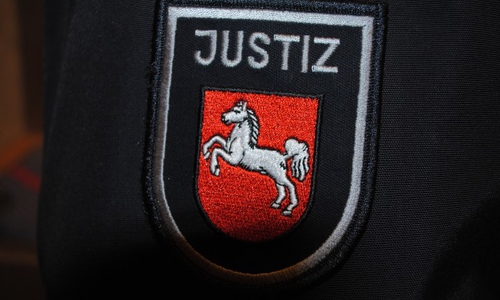 Wie die Polizei mitteilt, befindet sich der 32-Jährige nun in Untersuchungshaft. Symbolfoto: Marc Angerstein