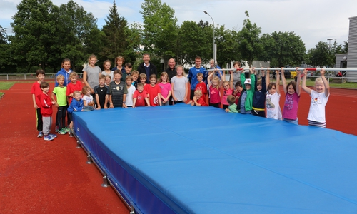 Dshay Herweg und Klaus Dünwald (in der Mitte) freuen sich mit den Kindern und Jugendlichen über die neue Anlage. Foto: Robert Braumann