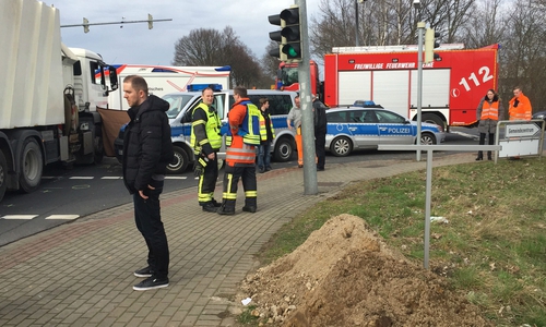 Bei einem tragischen Unfall auf der B4 in Meine wurde ein junger Mann vom LKW überfahren. Fotos: Bernd Dukiewitz