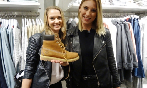 Tageskandidatin Simone (r.) und ihre Begleiterin, Freundin Anna, auf Shoppingtour in Braunschweig.