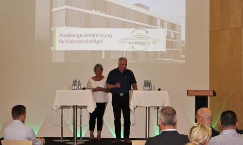 Betriebsratsvorsitzende Petra Schubert sowie Thomas Otte, stellvertretender Betriebsratsvorsitzender, begrüßten die Anwesenden zur Abteilungsversammlung. Foto: AutoVision – Der Personaldienstleister GmbH & Co. OHG 