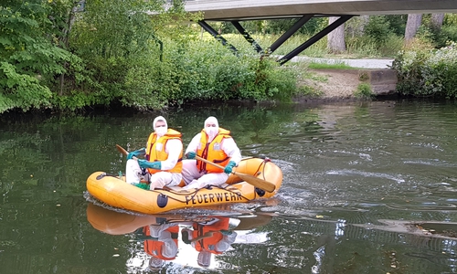 Ein totes Reh musste aus der Oker geborgen werden. Fotos: Feuerwehr Wolfenbüttel