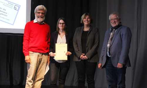 Poster-Preisverleihung (von links): Prof. Dr. Theo Klauß (Heidelberg), Jasmin Aust, Prof. Dr. Sandra Verena Müller  (beide Ostfalia, Wolfenbüttel) und Prof. Dr. Michael Seidel (Bielefeld) Foto: Ostfalia