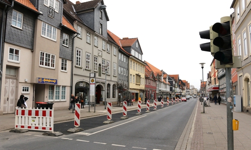 Auf der Breiten Herzogstraße in Wolfenbüttel werden offenbar bereits Vorkehrungen für die Installation von Kfz-Erfassungsdetektoren getroffen. Foto: Werner Heise