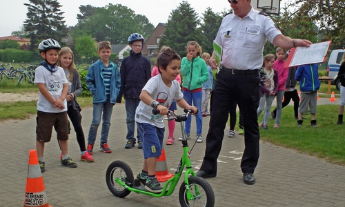 In der Grundschule Lehre wird während des Verkehrssicherheitstages auch ein Rollerparcours angeboten. Foto: Achim Klaffehn