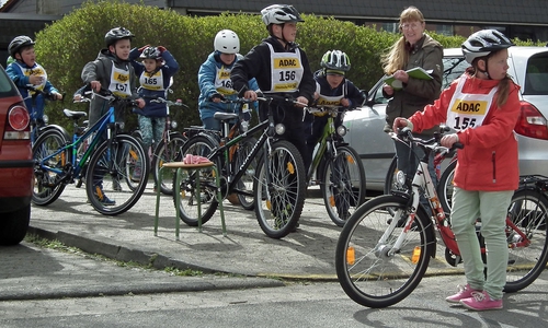 Die Radfahrprüfung findet jährlich im Umfeld der Grundschule statt. Archivfoto: Verkehrswacht