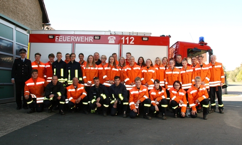 Die Teilnehmer der Truppmann 1 Ausbildung freuen sich über den Erfolg. Foto: Feuerwehr