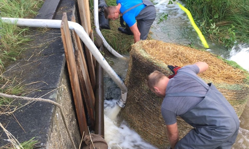 Mit Holz und Strohballen wurde verhindert, dass der Wasserstand in der Riede weiter anstieg. Fotos: Privat / Presseteam Gemeindefeuerwehr Lehre, Video: Sandra Zecchino
