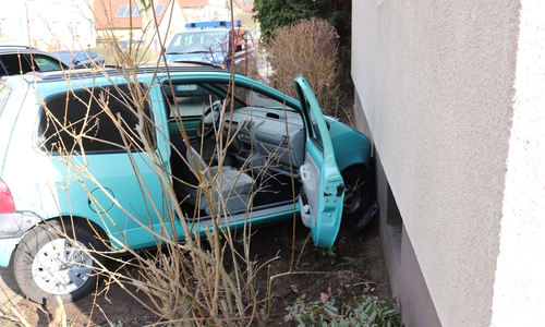 Symbolbild: Auto gegen Hauswand, Foto: Robert Braumann
