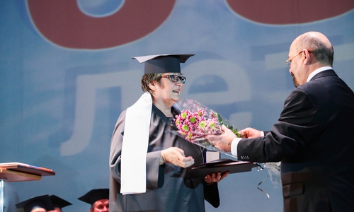 Prof. Dr. Rosemarie Karger nimmt bei der Verleihung der Ehrendoktorwürde Urkunde und Blumen von Boris A. Yakimovich entgegen. Foto: ISTU