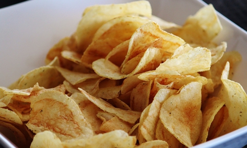 Die Täter erbeuteten mehrere Tonnen Kartoffelchips. Symbolbild: Pixabay