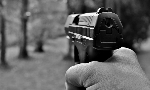Der Unbekannte bedrohte einen 21 Jahre alten Mitarbeiter mit einer Waffe und forderte die Herausgabe von Bargeld. Symbolfoto: pixabay