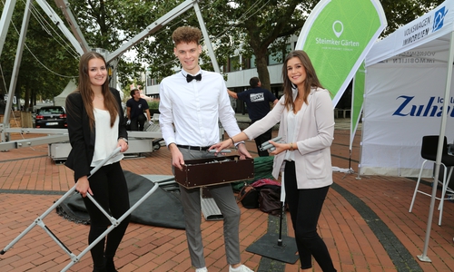 Die drei neuen VWI-Auszubildenden Lara Volling, Tim Gutsmann und Katharina Weber packten gleich mit an. Foto: VWI