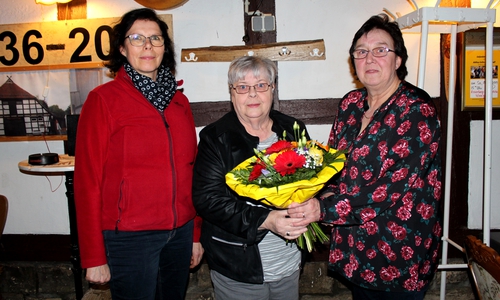 Die 2. DRK- Vorsitzende Dorit Angerstein, Elvira Nimmich, Vorsitzende Petra Kausch (v. li.). Foto: Bernd-Uwe Meyer