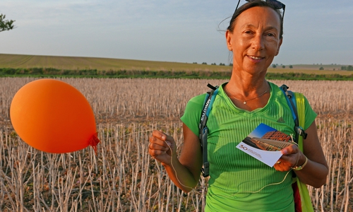 Leserin Anke Meinberg hält den Luftballon aus Gummersbach in den Händen. Foto: Privat