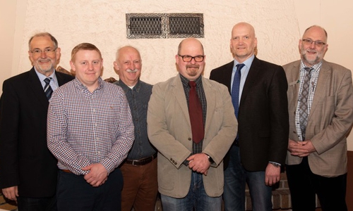 Geschäftsführer Michael Wolf, Schriftführer Nils Neldner, Kassenwart Horst Schwieger, stellvertr. Obermeister Frank Heine, Obermeister Klaus Poggendorf und Frank Stautmeister (AOK) (v. li.). Foto: Tanja Bischoff