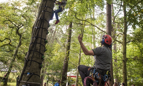 Langen Tag der StadtNatur 2017, Seilklettern am Baumstamm, Stadt Wolfsburg. Foto: Ali Altschaffel