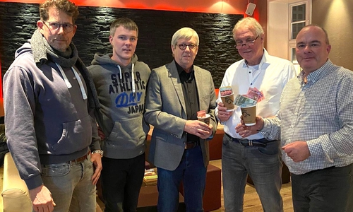 Alexander Scharf (Restaurant Schiefer), Maik Jankowsky (Restaurant Schiefer), Hans-Jürgen Rappmann (Vorstand Bürgerstiftung), Dr. Hans Werner Tessen (Wagyu Rind) und Stefan Kruse (Feldküche) (v. li.). Fotos: privat