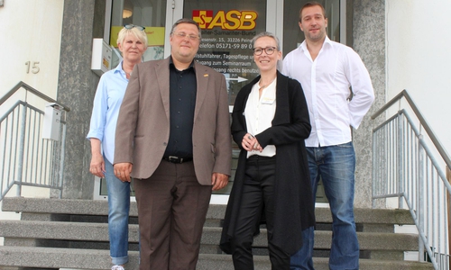Eva Schlaugat (ASB Landesvorstand), Andreas Thrun (Geschäftsführer), Nela Bode (Geschäftsführerin), Romec Manns (Vorstand ASB Peine) (v. li.). Foto: ASB Kreisverband Peine
